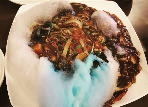 ... cho đến khi dùng đũa "lôi" những sợi mì ẩn dưới lớp kẹo trắng tinh ấy ra. (Ảnh: Instagram)