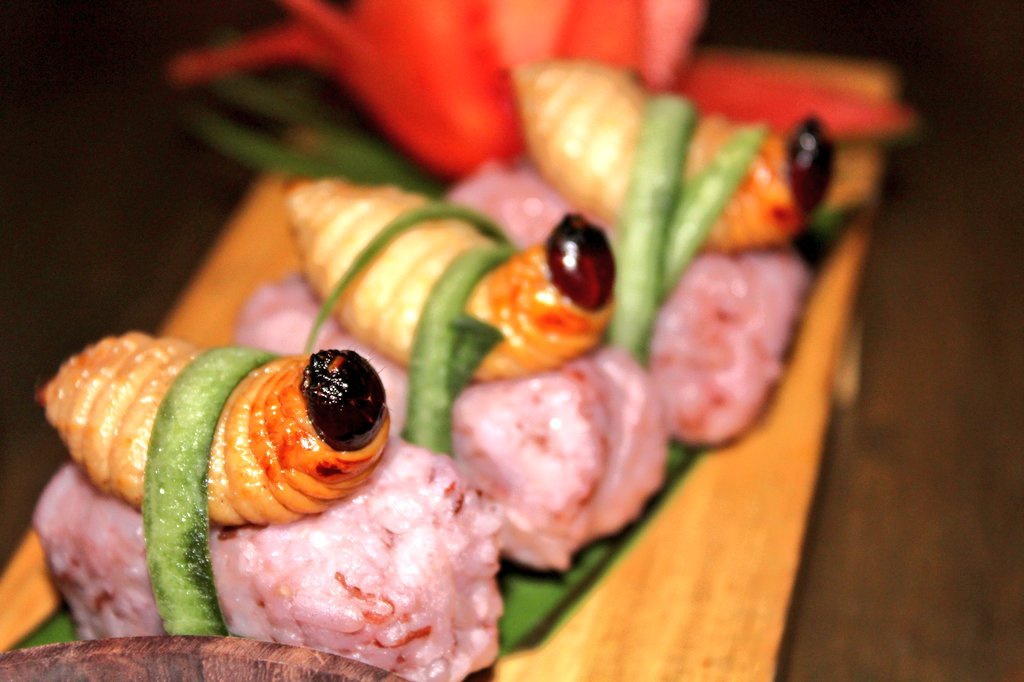 Phần cơm màu tím trong sushi đuông dừa Malaysia