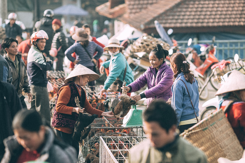 Chợ phiên Bắc Hà họp chủ nhật hàng tuần tại trung tâm thị trấn Bắc Hà, Lào Cai