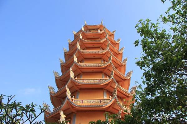Vòng hết một vòng quanh đảo, quay về hướng Tam Thanh, Ngũ Phụng, các bạn có thể ghé thăm chùa Linh Quang, ngôi chùa lớn nhất trên đảo.