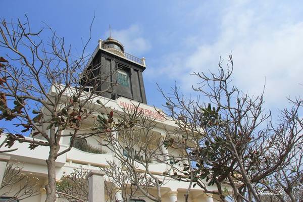 Ngũ Phụng cũng là nơi tọa lạc ngọn núi Cấm, ngọn núi cao nhất trên đảo. Trên núi còn có ngọn đuốc Bác và hải đăng Phú Quý.