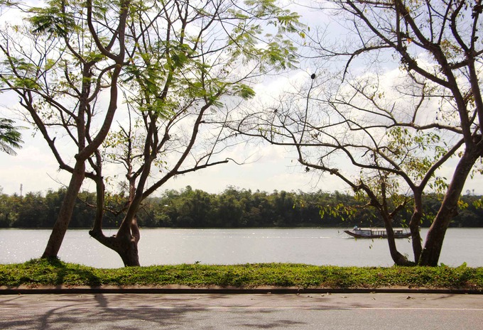 Đường Kim Long chạy dọc sông Hương thơ mộng
