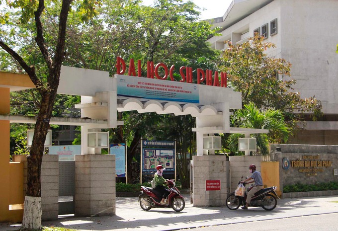 Trường Đại học Sư phạm Huế bên dòng sông Hương
