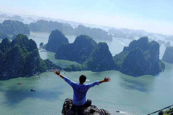 Du khách ngắm vịnh Hạ Long từ đỉnh núi Bài Thơ Hạ Long