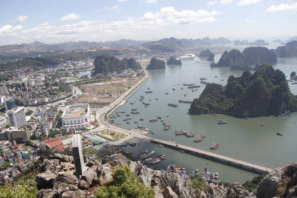 TP Hạ Long nhìn từ đỉnh núi Bài Thơ Hạ Long