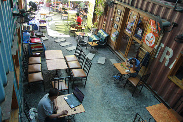 Quán cà phê container nằm ở khu dân cư Trung Sơn quận 8 với hai thùng container cũ được cải tạo