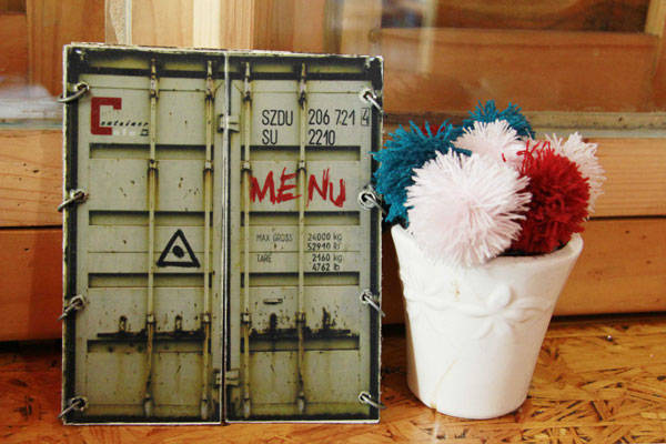 Menu được thiết kế như cửa thùng container