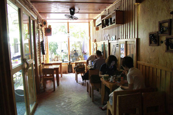 Khu vực phòng kín trong quán cà phê container Sài Gòn