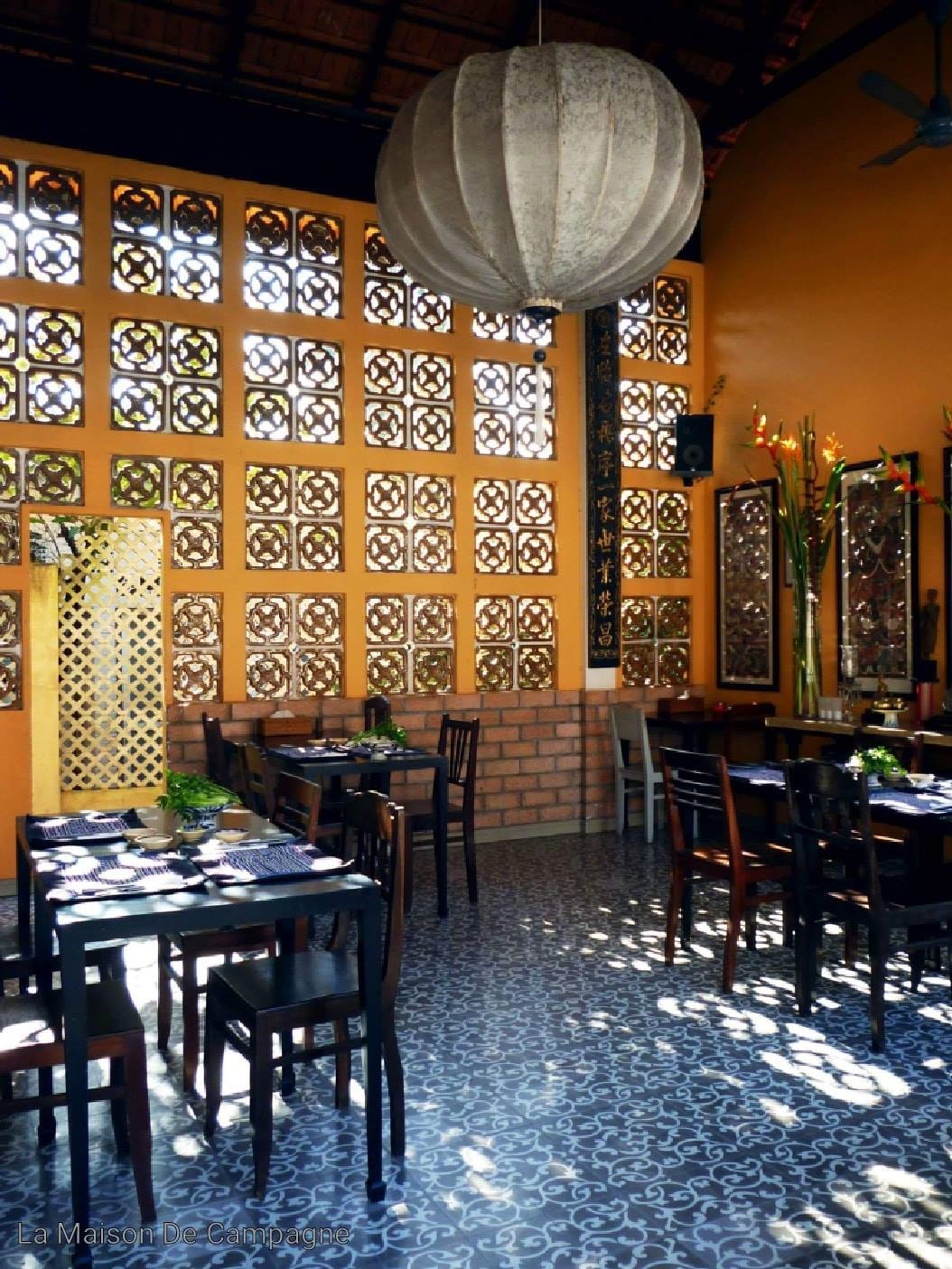 Không gian hồ bơi về đêm tại resort La Maison De Campagne