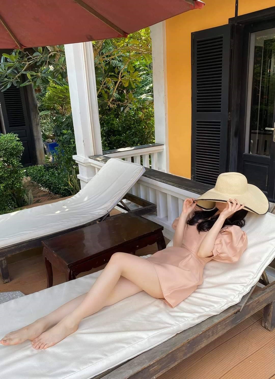 Hồ bơi và khu vực tắm nắng tại resort La Maison De Campagne