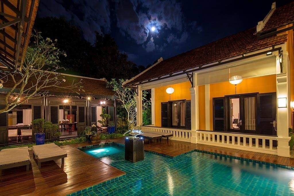 Hồ bơi lộ thiên giữa các dãy phòng resort La Maison De Campagne