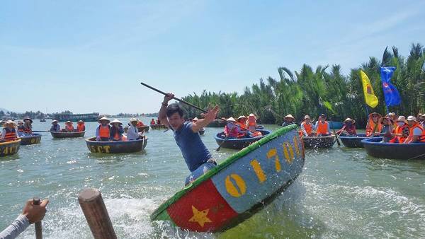 Múa thuyền tại rừng dừa Bảy Mẫu