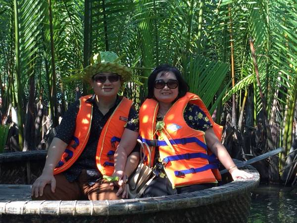 Làm đồ thủ công từ lá dừa tại rừng dừa Bảy Mẫu