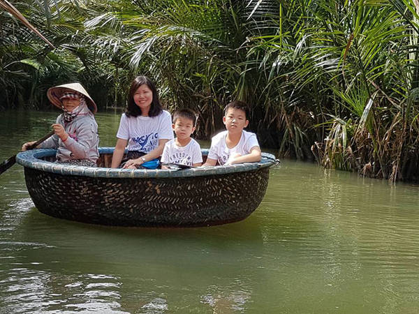 Gia đình trải nghiệm rừng dừa Bảy Mẫu