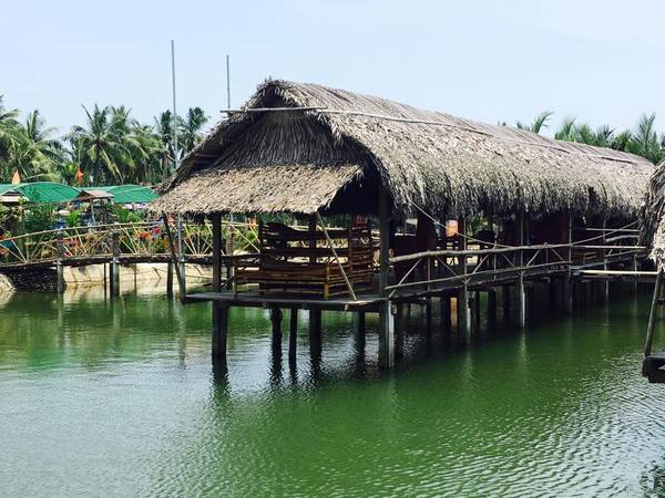 Sau khi dạo quanh rừng dừa Bảy Mẫu bằng những chiếc thuyền thúng, bạn có thể lên những chiếc chòi tre lợp mái dừa mang đậm phong cách miền Tây Nam bộ để nghỉ ngơi, thư giãn, ngồi câu cá và thưởng thức những món ăn ngon.