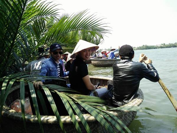 Đặt chân đến đây, bạn không khỏi ngỡ ngàng trước bạt ngàn dừa nước và những ngôi nhà mái thấp được làm hoàn toàn bằng dừa. Còn gì thú hơn, khi chèo thuyền trên các con rạch để tận hưởng thiên nhiên trong lành, phía dưới là những đàn cá tung tăng bơi lội, bên trên những rặng rừa, chim cò làm tổ.
