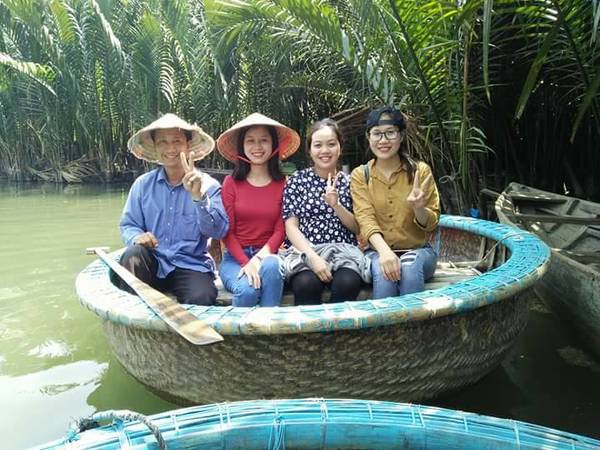 Ngồi trên thuyền, bạn sẽ được ngắm nhìn từng khóm dừa đung đưa trước gió, được thả mình dưới "khoảng trời Nam bộ" bao la trải dài trên diện tích cả trăm héc ta, được chơi trò thả mồi câu cá, bắt những chú biu biu đang ẩn mình dưới những khóm dừa...