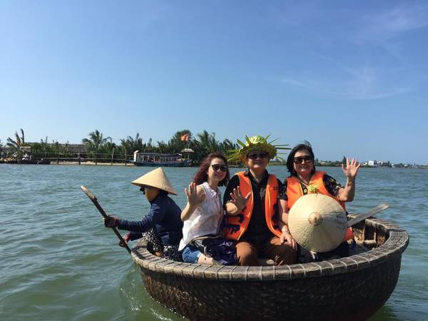 Trên mỗi chiếc thúng thường có 2-3 cần câu để du khách thỏa thích câu.