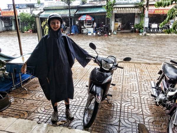 Evie đã sẵn sàng để lao ra ngoài cơn mưa