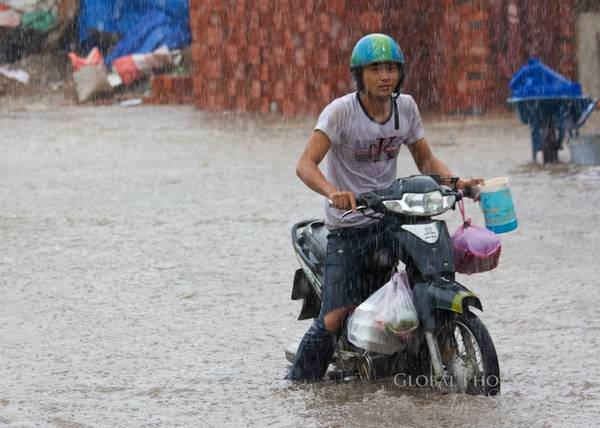 Bị mắc kẹt trong cơn mưa nhưng nụ cười vẫn nở trên môi