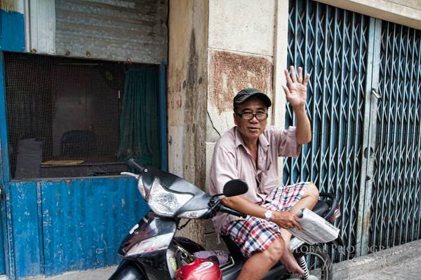 Một người dân thân thiện vẫy tay chào khi chúng tôi chạy xe ngang qua