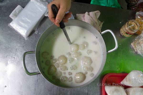 Chúng tôi đã mua món chè này để thưởng thức