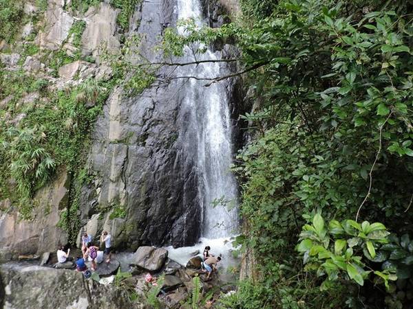 Cách Hà Nội khoảng 90 km, Thác Bạc nằm trong địa phận thị trấn Tam Đảo, là thác đẹp hùng vĩ, có dòng nước trong vắt bắt nguồn từ khe núi, len lỏi qua các vòm cây xanh mát. Trong ngày hè oi ức, Thác Bạc trở thành địa điểm thu hút rất nhiều khách du lịch từ Hà Nội.