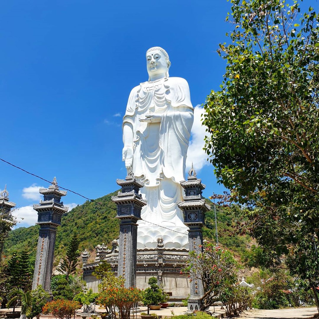 Chùa Tòng Lâm Lô Sơn Nha Trang với tượng Phật khổng lồ