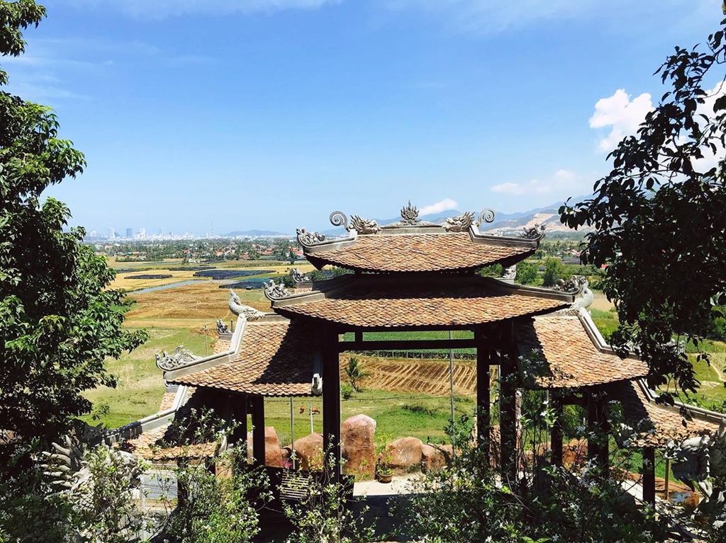Khuôn viên thanh tịnh tại chùa Tòng Lâm Lô Sơn Nha Trang