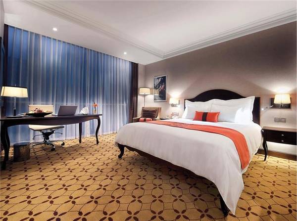 Phòng ngủ tại Khách sạn Movenpick Sài Gòn