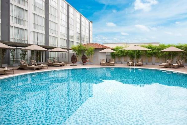 Khu vực hồ bơi tại Khách sạn Movenpick Sài Gòn