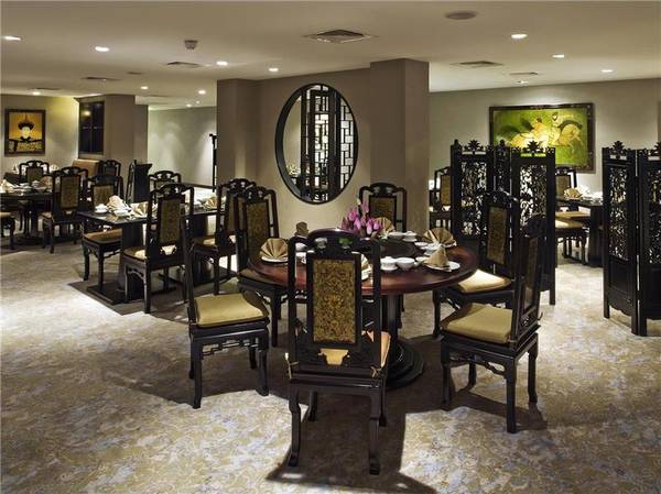 Nhà hàng với kiến trúc cung đình tại Khách sạn Movenpick Sài Gòn