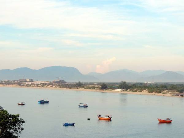 Cát trắng nắng vàng khi du lịch Bãi Dài Nha Trang