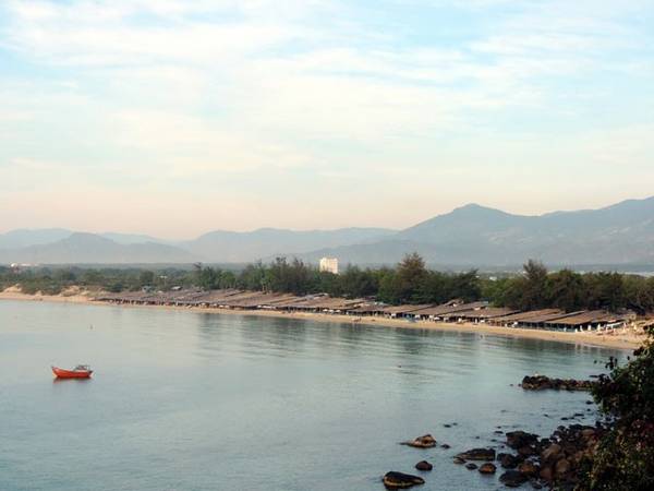 Từ Nha Trang theo đường Nguyễn Tất Thành qua hết đèo Cù Hin, nhìn bên tay trái có nhiều lối dẫn xuống biển Bãi Dài. Bãi biển nơi đây rất sạch, cát mịn, dài khoảng 1 km, biển quanh năm sóng êm, thoải, không dốc như biển Nha Trang.
