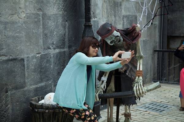 Du khách hóa trang nhân vật ma tại Bà Nà Hills Halloween