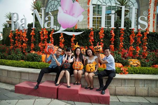 Toàn bộ không gian của khu du lịch được bày trí đặc trưng cho mùa lễ hội Halloween.