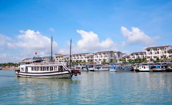 Chúng tôi đến Vịnh Hạ Long thu vào những ngày đầu tháng 9, không có kế hoạch định trước. Cuối tuần, vài người bạn thân cùng đặt vé máy bay, vác ba lô lên đường.