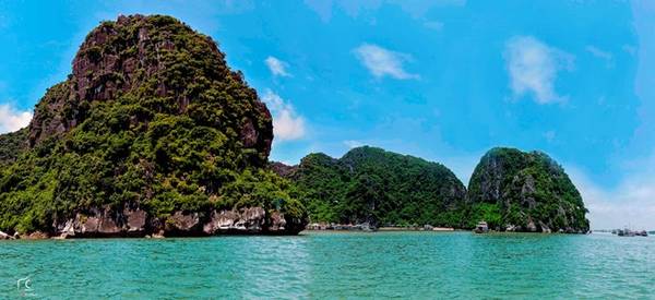 Dường như núi đá vôi trên vịnh cũng biết mùa thu đến, nên phủ màu xanh ngắt.