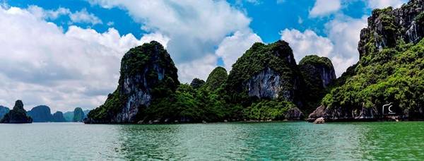 Quảng Ninh chưa có sân bay, vì thế, bạn sẽ nên lựa chọn chuyến bay tới Hải Phòng, thuê xe tới Hạ Long. Giá một chuyến tàu tham quan vịnh trong 4 tiếng khoảng 1-1,2 triệu đồng cho khoảng 10 khách. Nếu muốn tận hưởng hơn nữa, bạn có thể khám phá vịnh bằng du thuyền, ngủ đêm trên vịnh và đón bình minh trong không gian tuyệt đối yên tĩnh hôm sau.