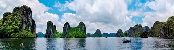 Trên hành trình lênh đênh trên vịnh, nhân viên trên tàu giới thiệu với hành khách hòn Chó...
