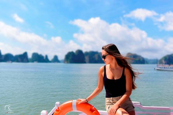 Thời tiết dễ chịu đến mức không ai chịu ngồi trong tàu, mà ra lan can ngắm vẻ đẹp của biển trời.