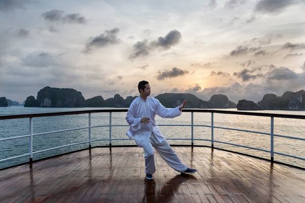 Tập luyện môn võ Thái Cực Quyền vào buổi sáng trên boong tàu. Ảnh: iVIVU.com