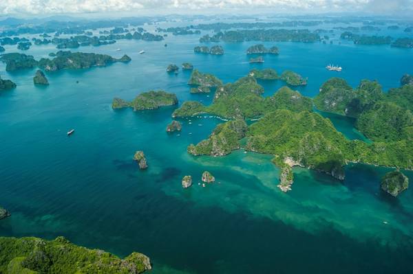 Những hình ảnh đẹp đến mức “nghẹt thở” của Vịnh Hạ Long từ trên cao. Ảnh: seaplanes.vn