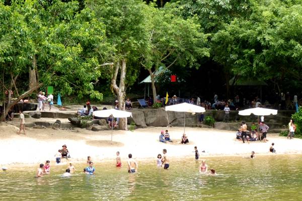 Thỏa thích tắm mình dưới dòng nước trong mát