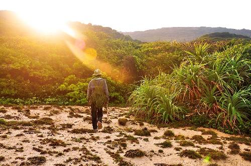 Tinh thần đồng đội trên chặng đường chinh phục cực Đông Nhóm bạn trẻ cùng nhau vượt qua dốc cát
