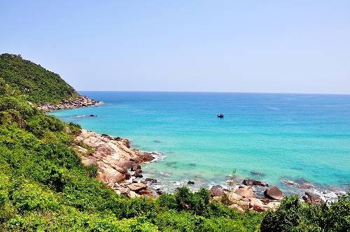 Biển xanh ngắt ôm lấy những ghềnh đá hoang sơ Vẻ đẹp hoang sơ của biển xanh Khánh Hòa
