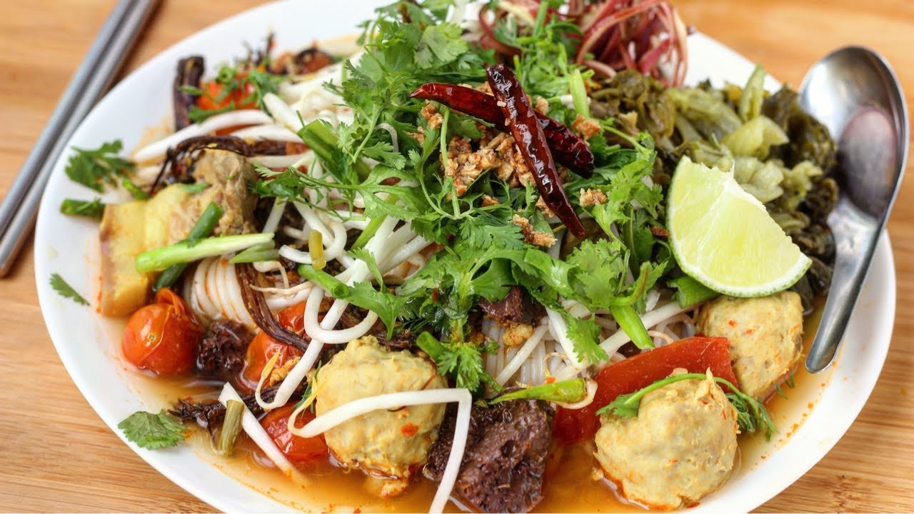 Khanom Jeen Nam Ngiao món ăn khi du lịch Chiang Mai