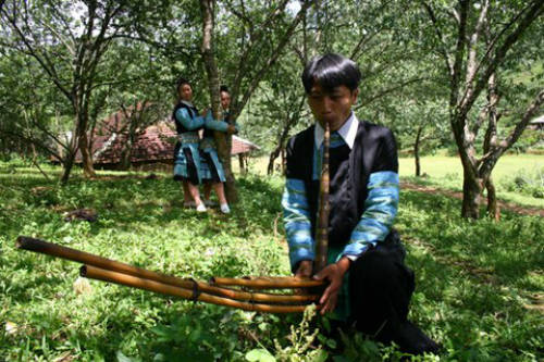 Tiếng khèn gọi bạn trong phiên chợ một lần ở vùng Tây Bắc. Ảnh: Nhật Lam