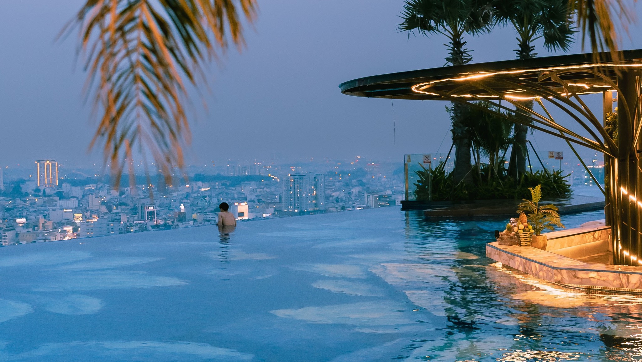 Check-in hồ bơi vô cực có view “triệu đô” tại khách sạn La Vela Sài Gòn