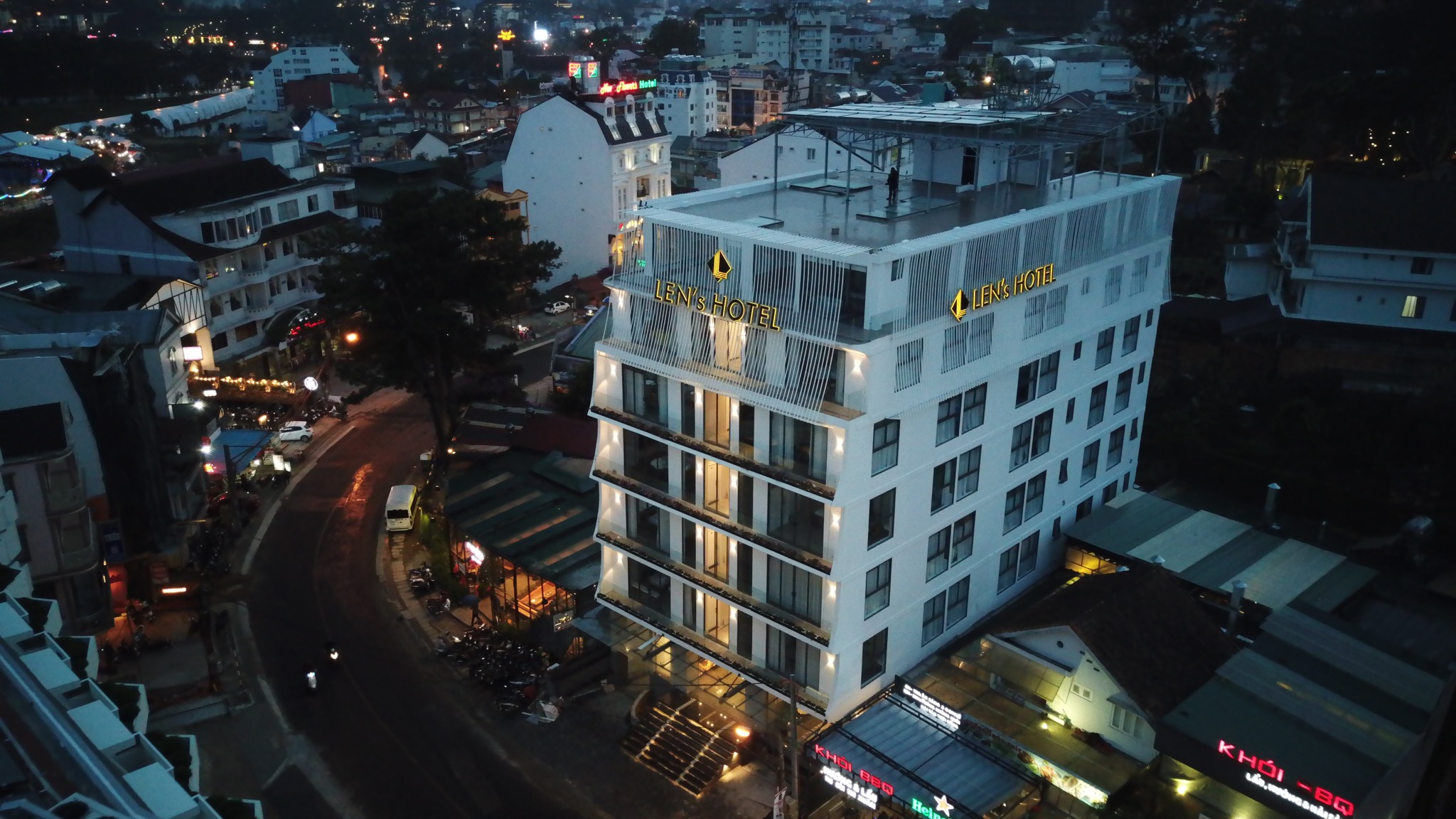 Khách sạn Len’s Đà Lạt view bên ngoài